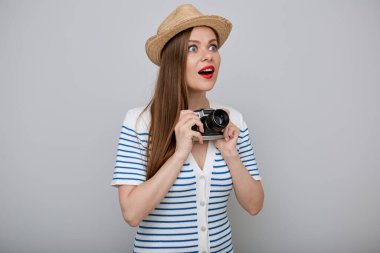 Seyahat eden gülümseyen kadın, izole edilmiş portre. Beyaz elbiseli, şapkalı, elinde fotoğraf makinesi olan duygusal şaşkın kız..