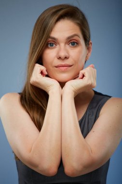 Ciddi bir iş kadını portreye yaslandı..