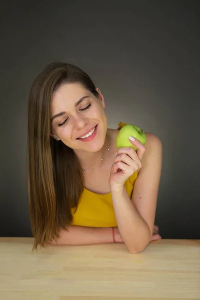 테이블에 사과를 Natural Female Portrait — 스톡 사진