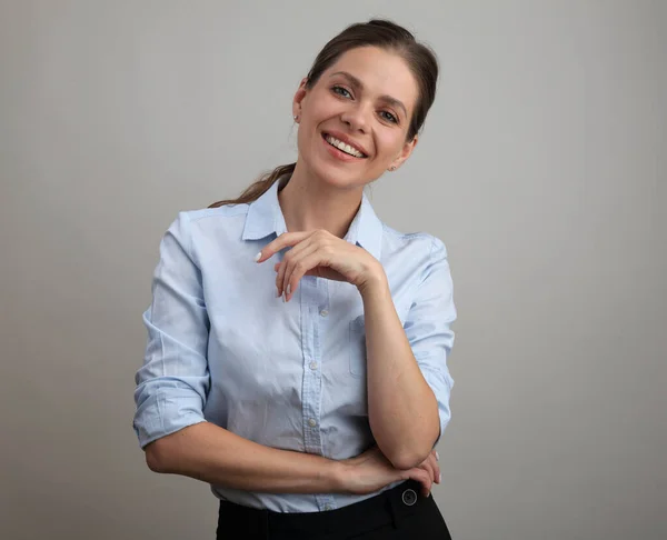Usmívající Žena Modré Pracovní Košili Dotkne Brady Izolovaný Portrét Ženy — Stock fotografie