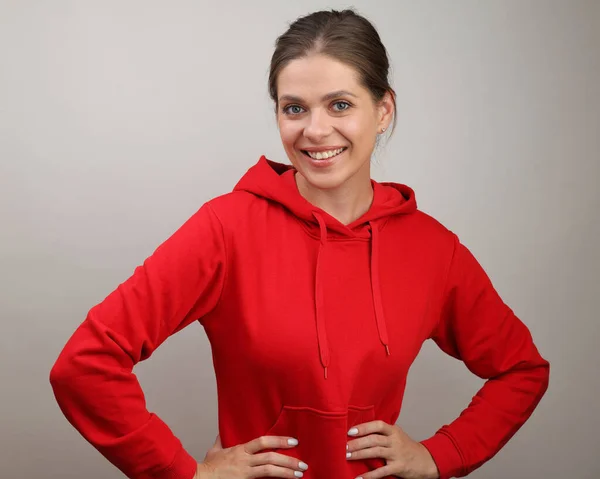 Glimlachende Vrouw Rood Hoodie Staan Geïsoleerde Grijze Achtergrond — Stockfoto