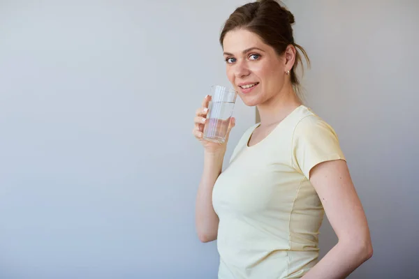 Donna Sorridente Che Beve Acqua Con Vetro Colpo Alla Testa — Foto Stock