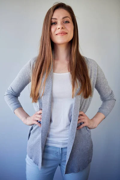 Mulher Sorridente Com Cabelo Castanho Longo Mantém Mãos Quadril Retrato — Fotografia de Stock