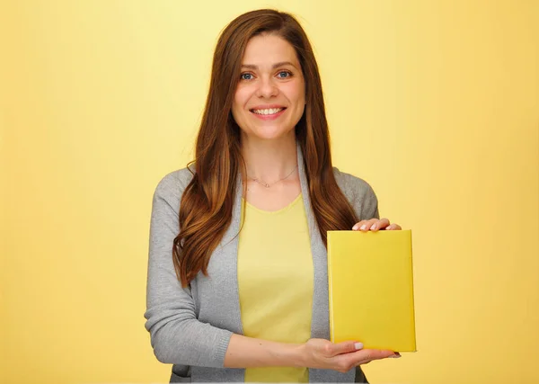 Lachende Lerares Student Die Boeken Vasthoudt Geïsoleerd Vrouwelijk Portret Gele — Stockfoto