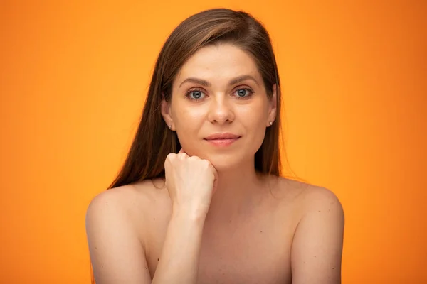 Mujer Pensamiento Serio Con Pelo Largo Los Hombros Desnudos Cara —  Fotos de Stock