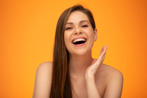 Mulher Rindo Com Cabelos Longos Ombros Desnudados Gesto Mão Retrato — Fotografia de Stock