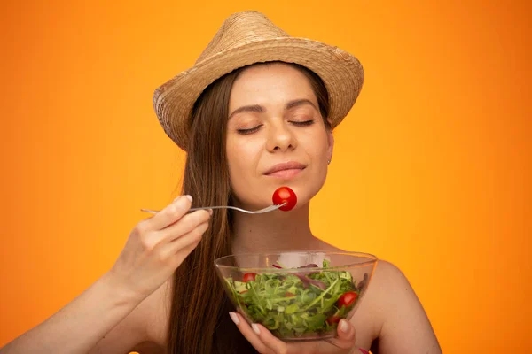 Glimlachende Vrouw Met Ontblote Schouders Salade Met Gesloten Ogen Geïsoleerd — Stockfoto