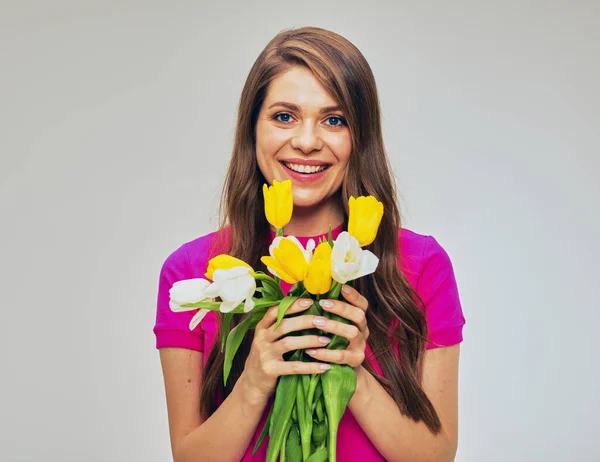 Mujer Joven Rojo Sosteniendo Flores Ramo Frente Cara Retrato Aislado — Foto de Stock