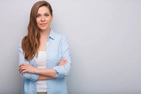 Ernstige Vrouw Geïsoleerd Portret Met Gekruiste Armen — Stockfoto