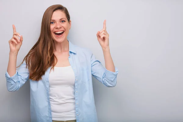 Mulher Sorridente Apontando Dedo Para Cima Isolado Retrato Feminino — Fotografia de Stock