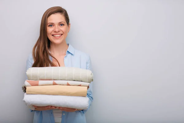 Retrato Isolado Empregada Lavanderia Conceito Serviço Hotel Mulher Sorrindo Segurando — Fotografia de Stock