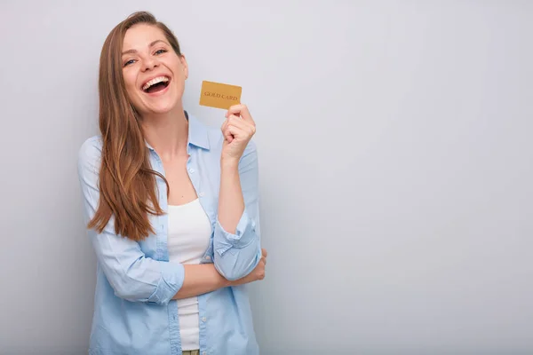 Mavi Gömlekli Uzun Saçlı Gülümseyen Bir Kadının Elindeki Kredi Kartı — Stok fotoğraf