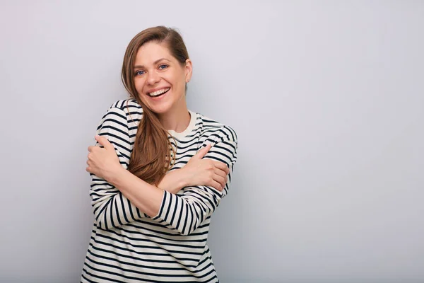 幸せな笑顔女性でストライプシャツとともに腕交差絶縁された肖像画 — ストック写真