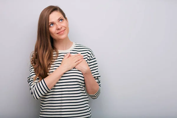 Mulher Sorridente Camisa Listrada Olhando Para Cima Com Mãos Peito — Fotografia de Stock
