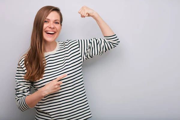 Glücklich Lächelnde Frau Gestreiften Hemd Beugt Ihren Arm Frauenpower — Stockfoto