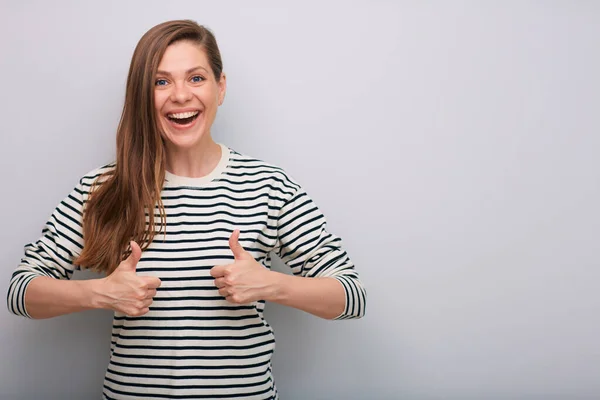 Lächelnde Frau Gestreiften Hemd Mit Hochgestreckten Daumen — Stockfoto