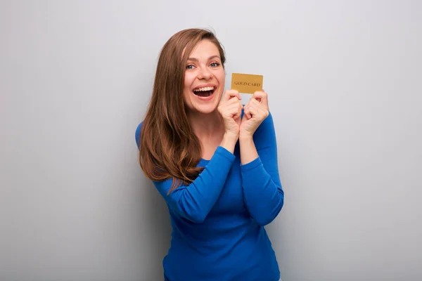 Lycklig Kvinna Med Öppen Mun Håller Kreditkort Isolerat Kvinnligt Porträtt — Stockfoto