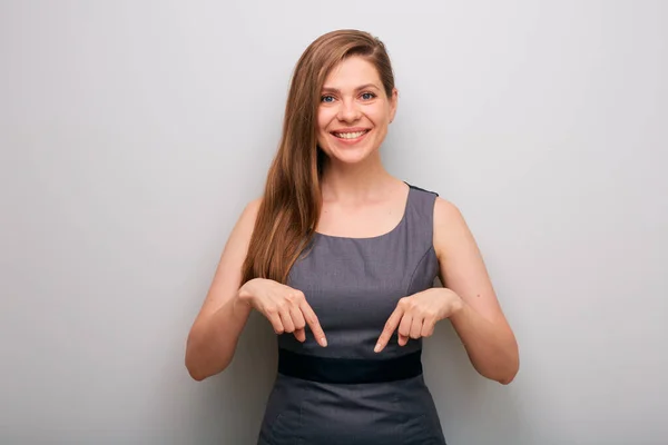 Trabajadora Oficina Sonriente Vestido Gris Apuntando Con Dedo Hacia Abajo —  Fotos de Stock