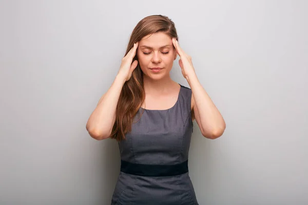 頭痛の種の女が頭に触れた 深いうつ病の孤立した女性経営者の肖像画 — ストック写真