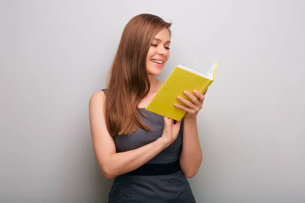 Lachende Student Vrouw Jurk Lezen Boek Geïsoleerde Vrouwelijke Zakelijke Persoon — Stockfoto