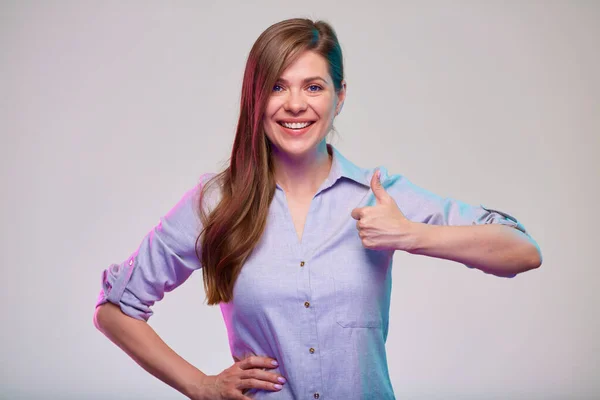 Mujer Negocios Sonriente Con Pelo Largo Mostrando Pulgar Hacia Arriba —  Fotos de Stock