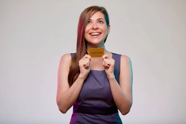 Usmívající Obchodní Žena Kreditní Kartou Vzhlížející Izolovaný Portrét Zaměstnance Banky — Stock fotografie