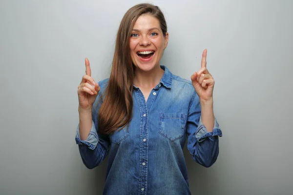 Mujer Sonriente Señalando Con Los Dedos Hacia Arriba Retrato Aislado — Foto de Stock