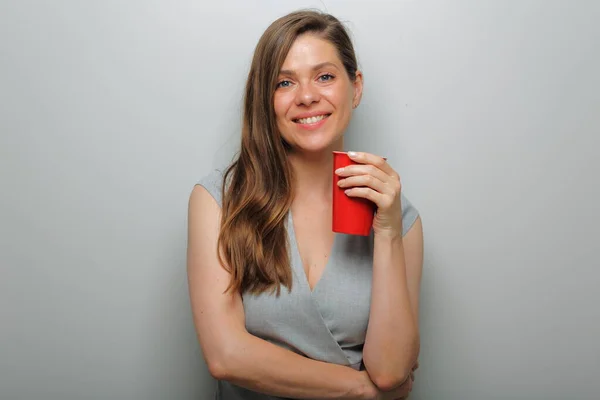 Mujer Sonriente Con Vidrio Café Rojo Retrato Femenino Aislado —  Fotos de Stock