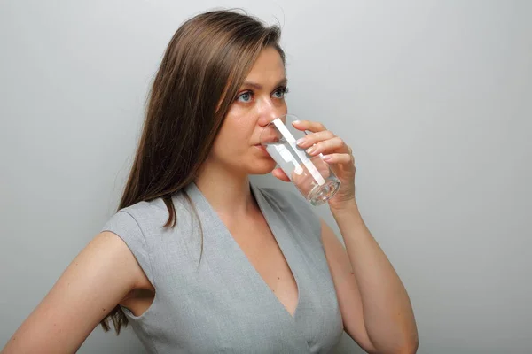 Mujer Joven Beber Agua Aislado Retrato Femenino —  Fotos de Stock