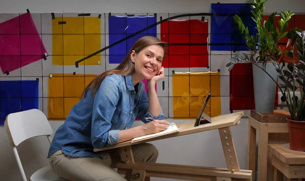 Étudiante Souriante Conceptrice Apprenant Avec Tablette Stylo Mur Avec Palette — Photo