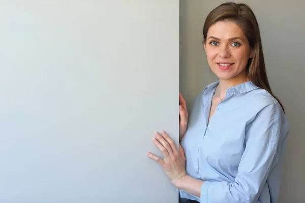 Geschäftsfrau Blauen Hemd Berührt Wand — Stockfoto