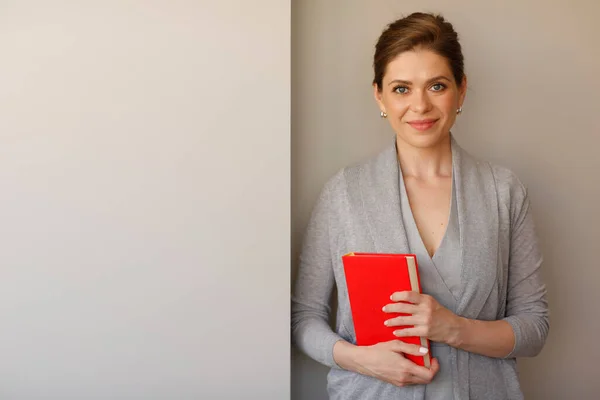 Kvinna Elev Eller Lärare Som Håller Röd Bok — Stockfoto
