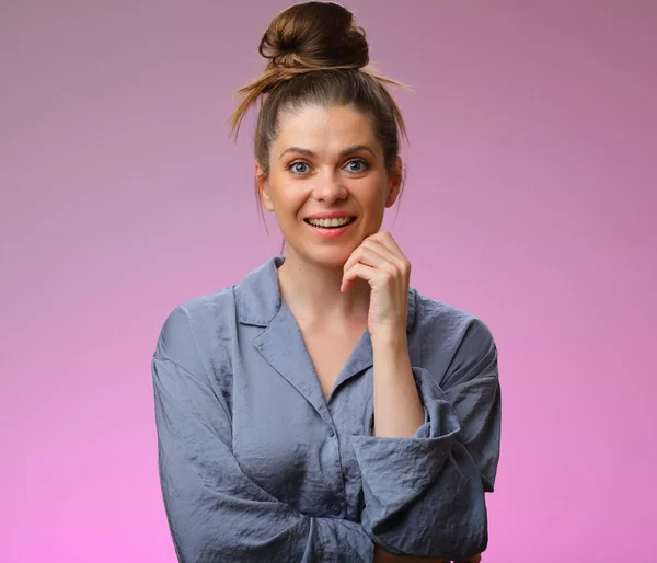 Mujer Sonriente Pijama Aislada Sobre Fondo Rosa Retrato Femenino —  Fotos de Stock