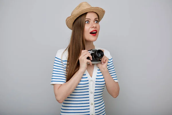 笑顔の女性の孤立肖像旅行 感情的な驚きの女の子で白いドレスと夏の帽子保持写真カメラ — ストック写真