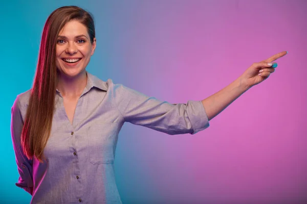 Glimlachende Vrouw Wijzende Vinger Portret Met Neon Verlichting Kleuren Effect — Stockfoto