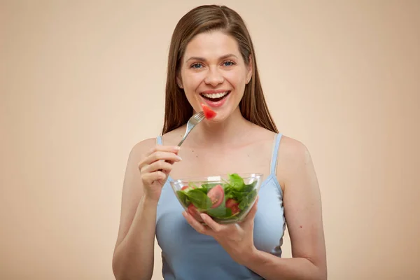 Usmívající Žena Jíst Klasické Vegetariánské Jídlo Zelený Salát Izolovaný Ženský — Stock fotografie