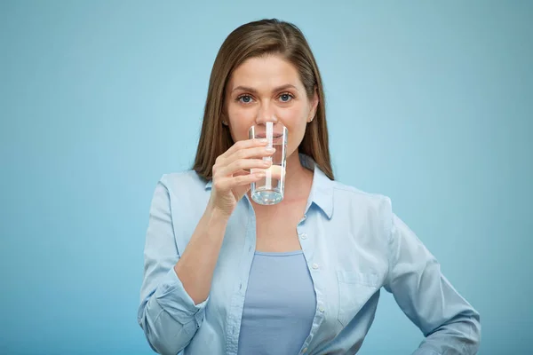 Mujer Sonriente Agua Potable Retrato Femenino Aislado Sobre Fondo Azul — Foto de Stock