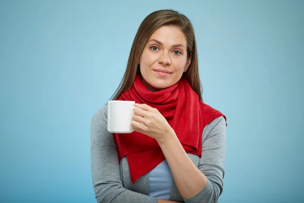 Mulher Sorridente Segurando Caneca Branca Menina Doente Mas Feliz Cachecol — Fotografia de Stock