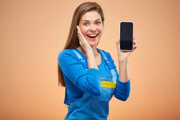 Překvapivá Žena Montérkách Používající Smartphone Izolovaný Portrét Pracovnice — Stock fotografie