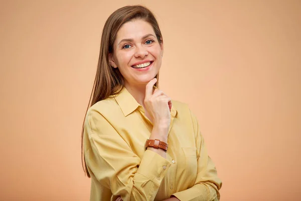 Sonriente Mujer Pensante Camisa Casual Amarilla Retrato Aislado — Foto de Stock