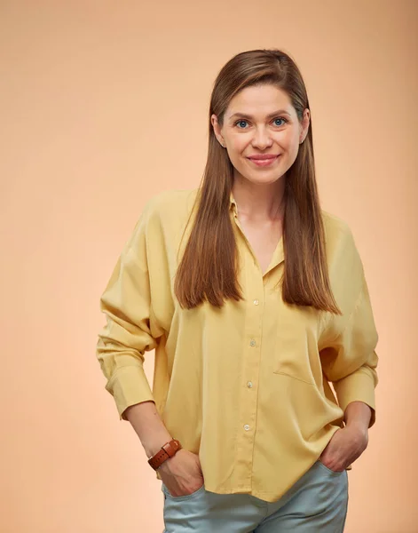 Femme Souriante Portrait Isolé Sur Fond Jaune Jeune Femme Aux — Photo