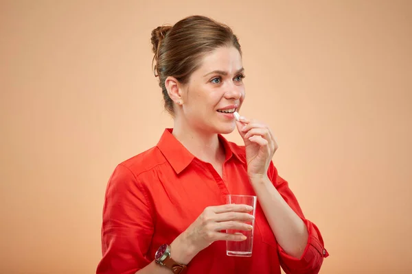 Retrato Isolado Mulher Sorridente Comendo Remédio Pílula Beber Água — Fotografia de Stock