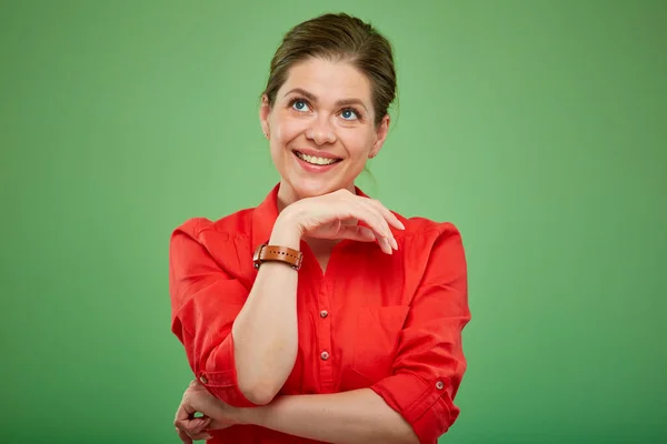 Glimlachende Vrouw Rood Shirt Kijkt Weg Geïsoleerd Portret Groen — Stockfoto