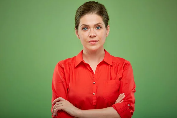 Serieuze Vrouw Staat Met Armen Gekruist Geïsoleerd Studio Portret — Stockfoto