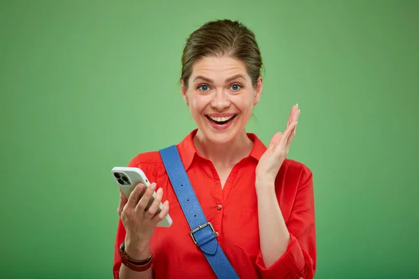 Mulher Isolada Com Smartphone Grande Retrato Sobre Fundo Verde — Fotografia de Stock