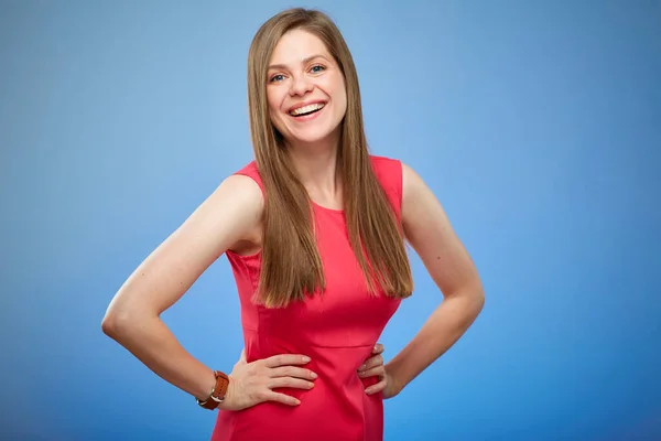 Mulher Sorridente Vestido Vermelho Isolado Retrato Pessoa Feminina Fundo Azul — Fotografia de Stock