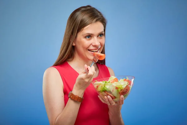 Leende Kvinna Röd Klänning Äter Grön Sallad Från Skålen Isolerat — Stockfoto