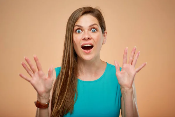 Retrato Femenino Joven Dama Vestido Verde Azul Con Emoción Sorprendente — Foto de Stock