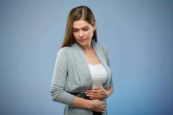 Kvinna Med Buksmärta Med Händerna Magen Tittar Ner Isolerat Kvinnligt — Stockfoto