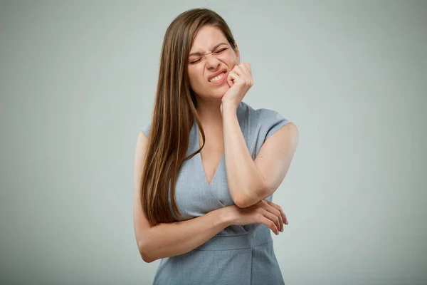 Frau Mit Zahnschmerzen Berührt Wange Isoliertes Weibliches Schmerzhaftes Porträt Geschlossene — Stockfoto